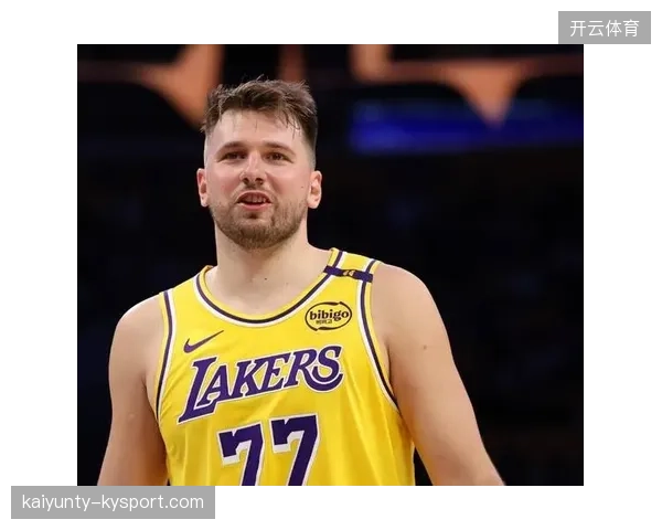 半场战报：湖人57-43国王东契奇17分马穆11分里夫斯6分6助——NBA赛场上的“爆发力与韧性”